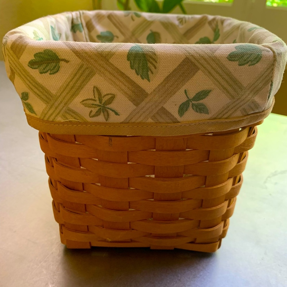 Longaberger basket with cloth liner